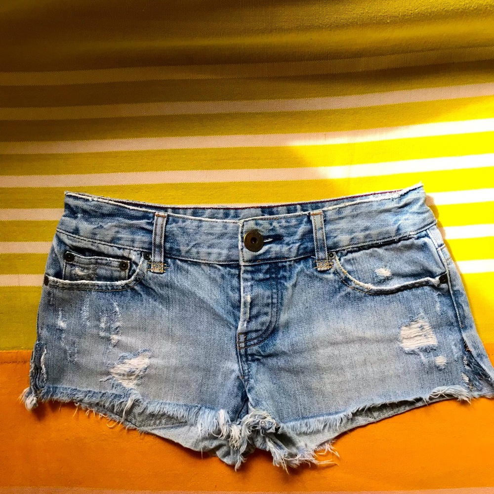 Cute American Eagle Distressed Jeans Short .